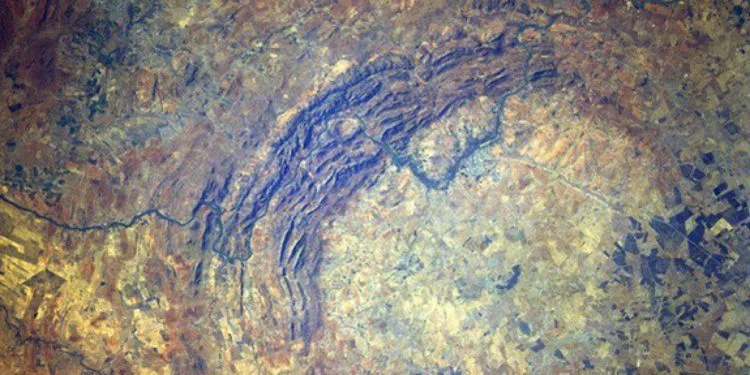 Bukan Cerita Fiksi Atau Film Tentang Kiamat, Ini 11 Peristiwa Meteor Beneran Jatuh ke Bumi 18