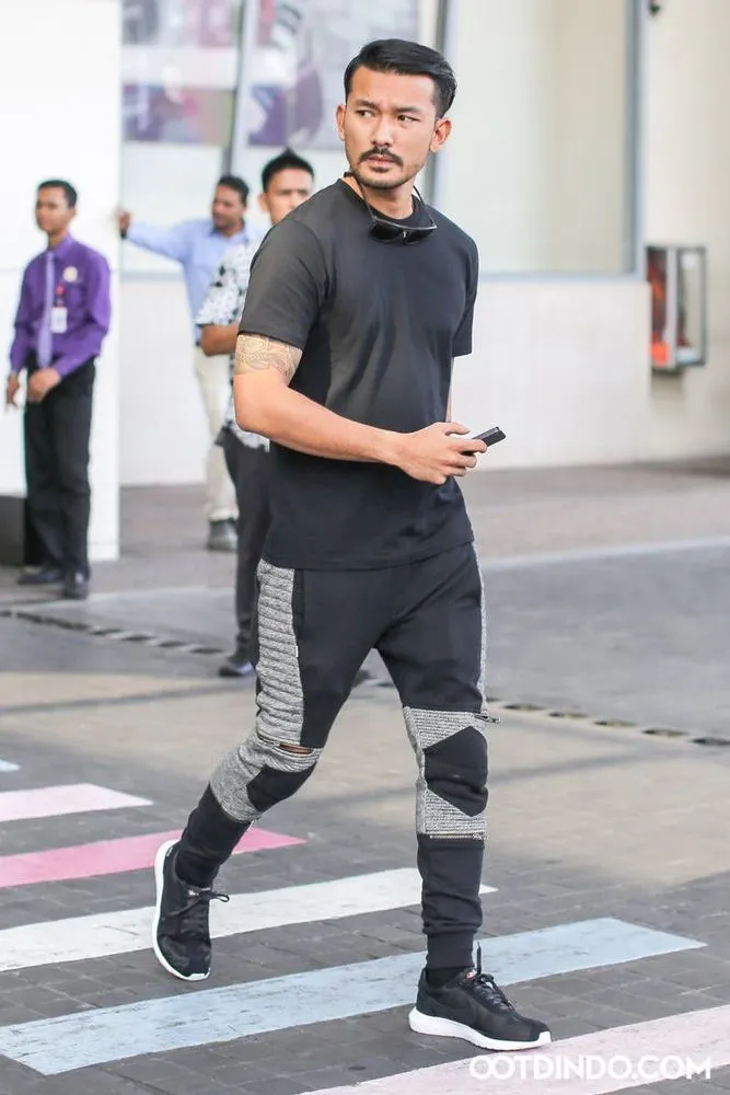 Pose Foto Artis-Artis Tampan yang Bisa Cowok Tiru, Sama Sekali Nggak Alay dan Tetap Kelihatan Manly 20