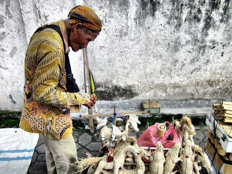 Katanya Enggan Merepotkan Anak, Nenek Berusia 92 Tahun di Cina Ini Mengurung Diri di Kandang Babi 14