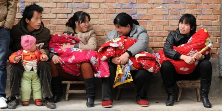 Katanya Enggan Merepotkan Anak, Nenek Berusia 92 Tahun di Cina Ini Mengurung Diri di Kandang Babi 12