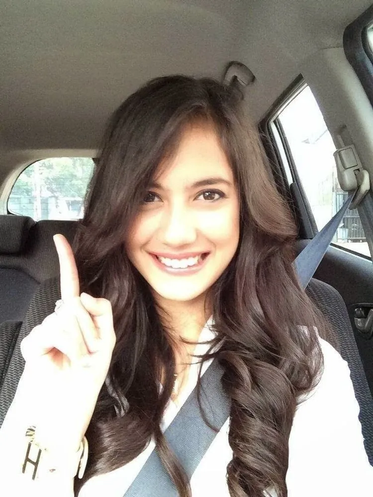 Senyummu Pas Dipotret Nggak Pernah Bagus? Coba Deh Pakai Trik Artis-Artis Cantik Ini Tersenyum Manis 20
