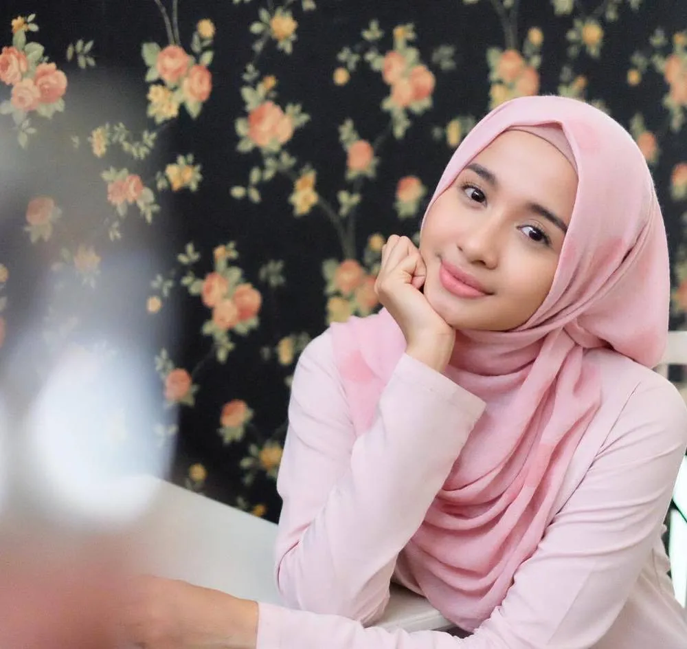 Senyummu Pas Dipotret Nggak Pernah Bagus? Coba Deh Pakai Trik Artis-Artis Cantik Ini Tersenyum Manis 29