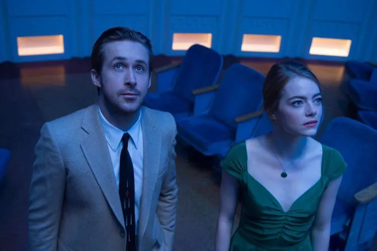 12 Gaya Style Feminin yang Apik a la Emma Stone di Film La La Land. Memanjakan Mata Banget! 17