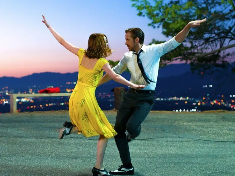 12 Gaya Style Feminin yang Apik a la Emma Stone di Film La La Land. Memanjakan Mata Banget! 16