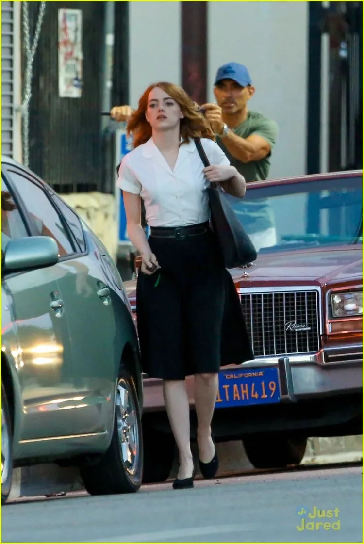 12 Gaya Style Feminin yang Apik a la Emma Stone di Film La La Land. Memanjakan Mata Banget! 22
