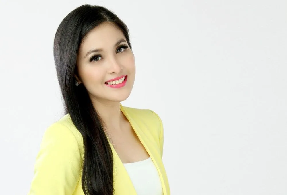 Senyummu Pas Dipotret Nggak Pernah Bagus? Coba Deh Pakai Trik Artis-Artis Cantik Ini Tersenyum Manis 21