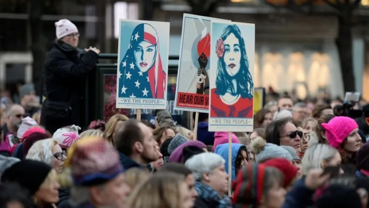 13 Foto Ini Jadi Bukti Bahwa Kebencian Terhadap Donald Trump Bisa Satukan Perempuan di Seluruh Dunia 21