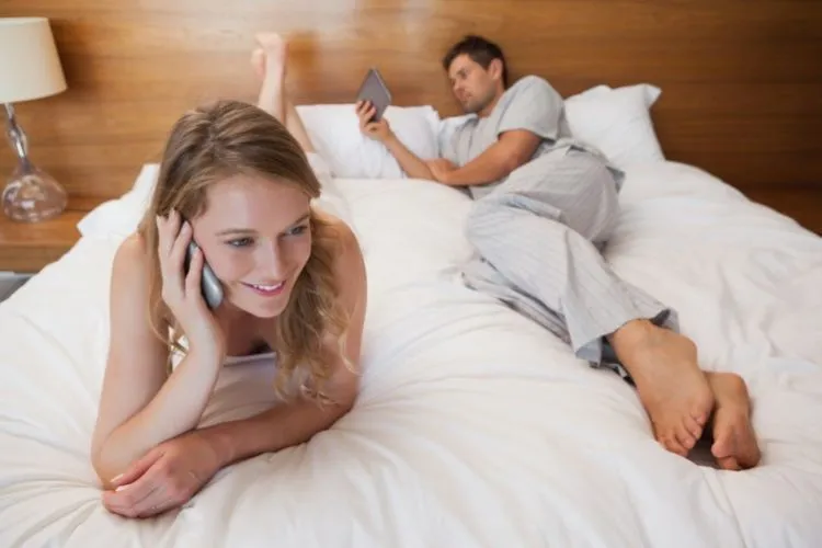 Bukan Melulu Ena-ena, Inilah 6 Realita di Balik Kamar Suami Istri yang Terkunci. Ngapain Ya, Mereka? 10