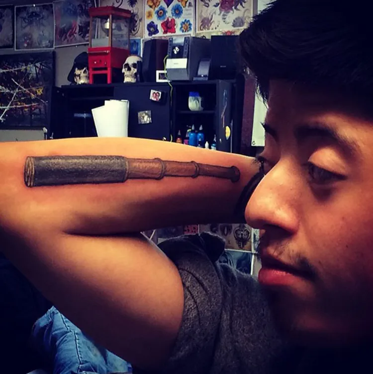 15 Tato Ini Penempatannya Brilian Banget, Jadi Seperti Hidup di Tubuh Pemiliknya 26