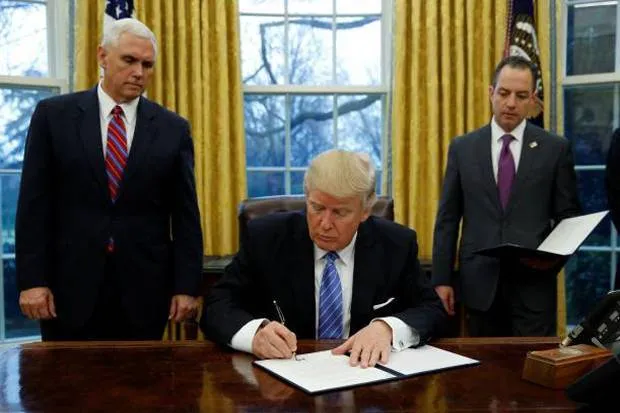 Sudah Larang Muslim dari 7 Negara Masuk AS, Ini 5 Langkah Esktrem Trump yang Buat Resah Dunia 9
