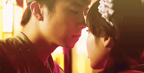Cewek yang Suka Drama Korea Pasti Pengen Cowoknya Melakukan Gestur Manis dan Romantis Seperti Ini 28
