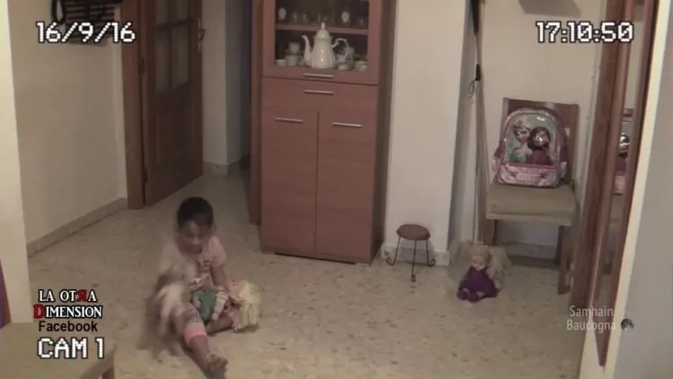 Seram! Gadis Cilik Ini Terekam Alami Kejadian Mirip Kombinasi Film Paranormal Activity dan Annebelle 8