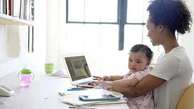 Mau Jadi Ibu yang Tetap Bekerja Remot dari Rumah? Ketahui Dulu 4 Kekurangannya Ini 5