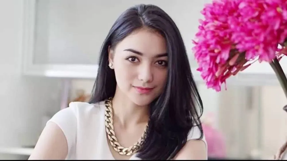 Senyummu Pas Dipotret Nggak Pernah Bagus? Coba Deh Pakai Trik Artis-Artis Cantik Ini Tersenyum Manis 22