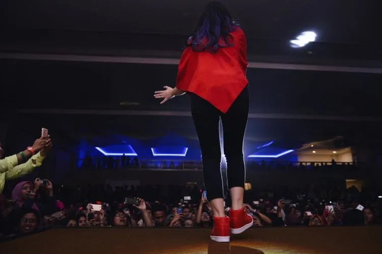 Simak 5 Cara Padu Padan Sepatu dengan Baju Agar Penampilan Kamu Terlihat Forever Young 11