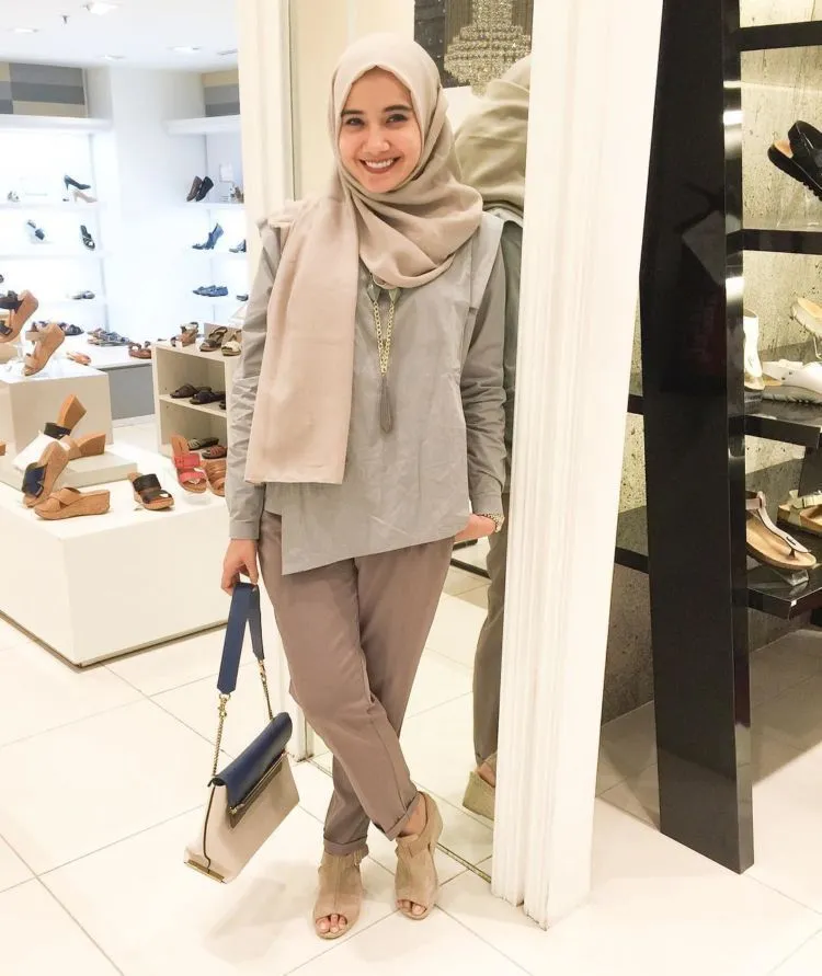 Inilah 13 Gaya Hijab dengan Warna-warna Membumi. Ah, Ademnya Hati Ini 21