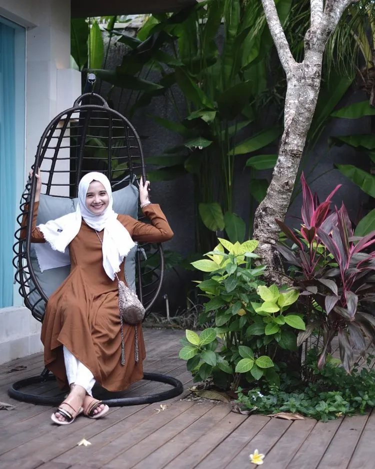 Inilah 13 Gaya Hijab dengan Warna-warna Membumi. Ah, Ademnya Hati Ini 22