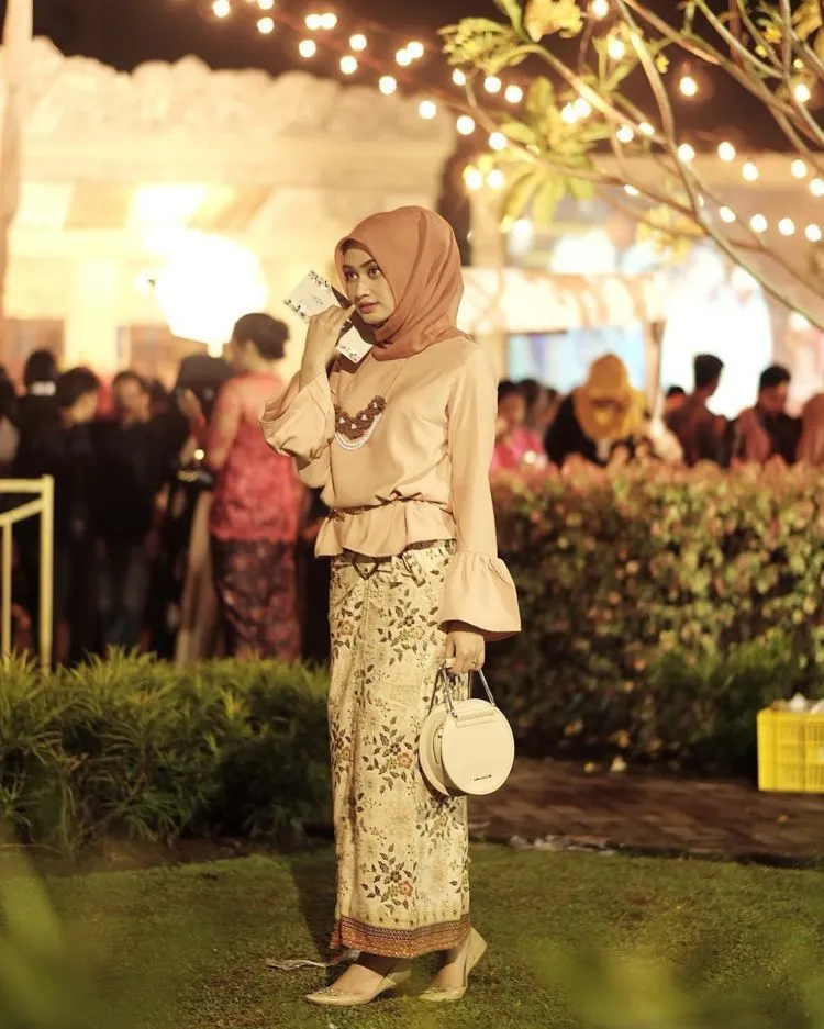 18 Serba-serbi Baju Lengan Lonceng Buat Hijabers, Tampil Anti Bosan Berbalut Kekinian 29
