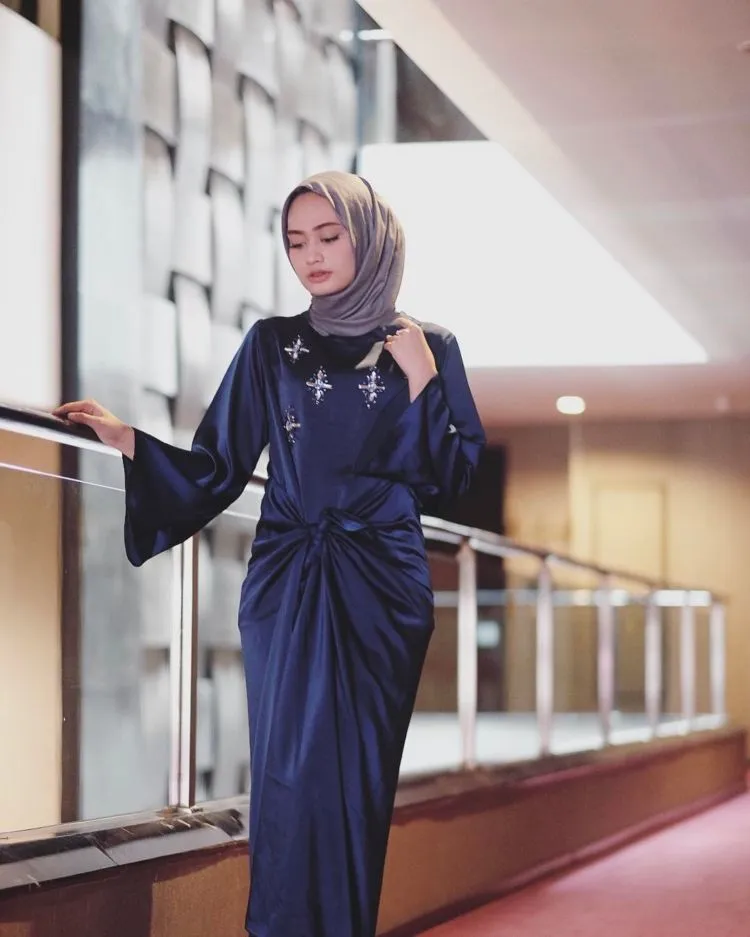 18 Serba-serbi Baju Lengan Lonceng Buat Hijabers, Tampil Anti Bosan Berbalut Kekinian 27