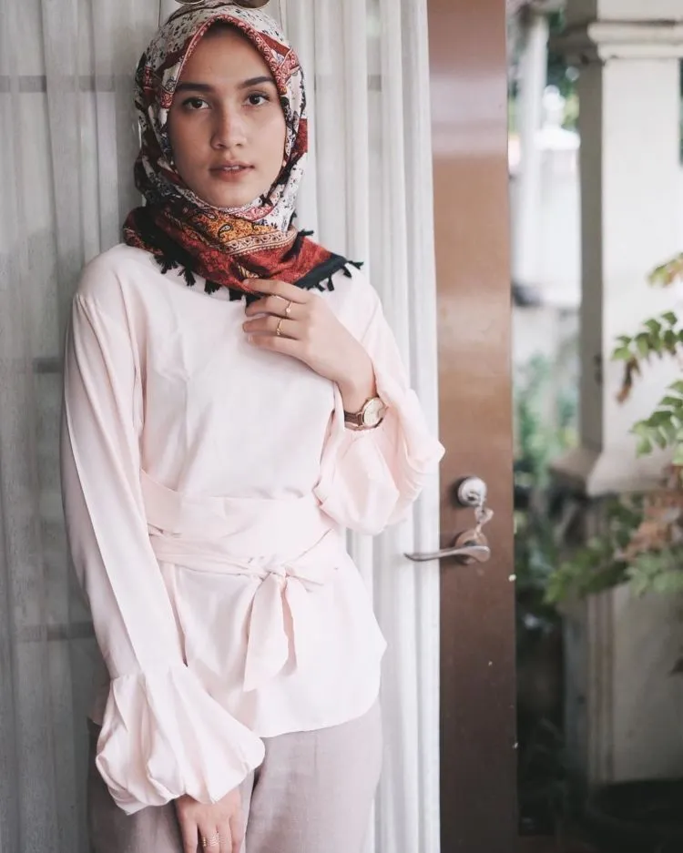 18 Serba-serbi Baju Lengan Lonceng Buat Hijabers, Tampil Anti Bosan Berbalut Kekinian 25
