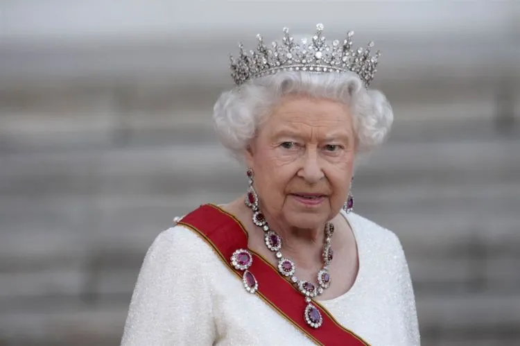 Kerjaan Santai Bergaji Dahsyat? Ya Jadi Admin Media Sosialnya Ratu Elizabeth Nih. Berminat? 6