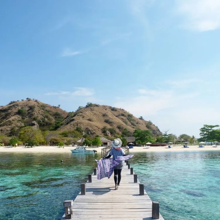 12 Aksesoris Cewek yang Harus Dibawa Saat Traveling. Biar Foto di Instagram Nggak Malu-maluin! 19