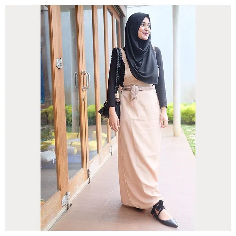 Inilah 13 Gaya Hijab dengan Warna-warna Membumi. Ah, Ademnya Hati Ini 23