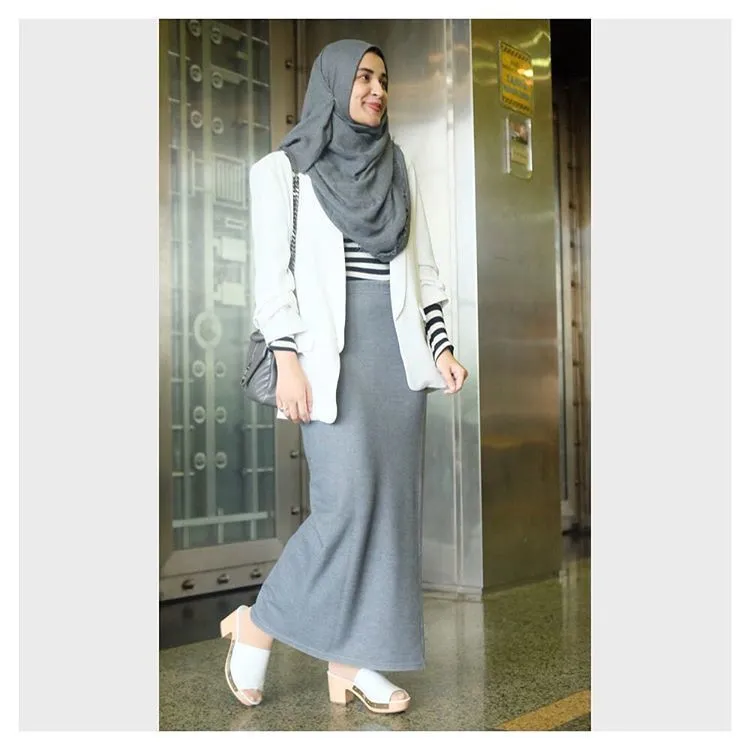 Inilah 13 Gaya Hijab dengan Warna-warna Membumi. Ah, Ademnya Hati Ini 25