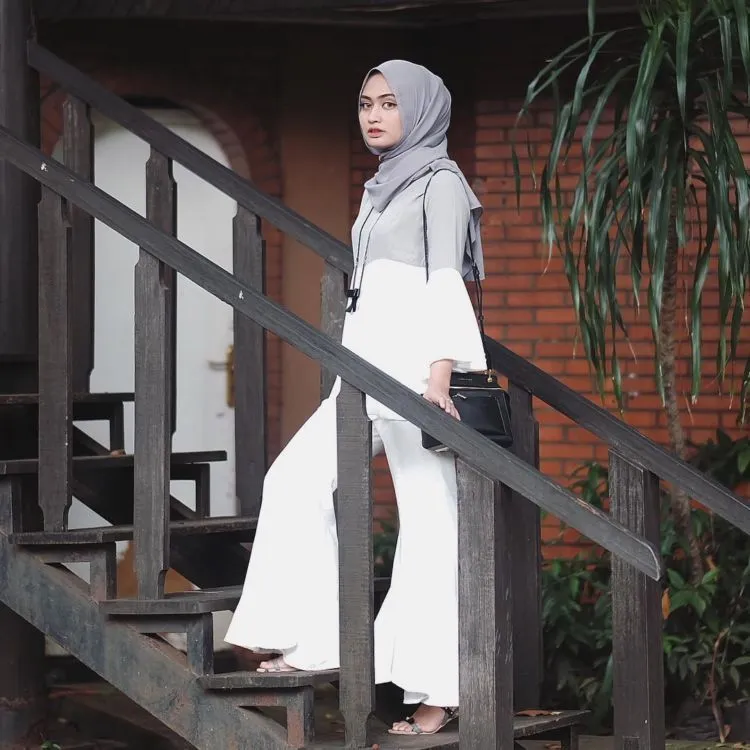 18 Serba-serbi Baju Lengan Lonceng Buat Hijabers, Tampil Anti Bosan Berbalut Kekinian 31