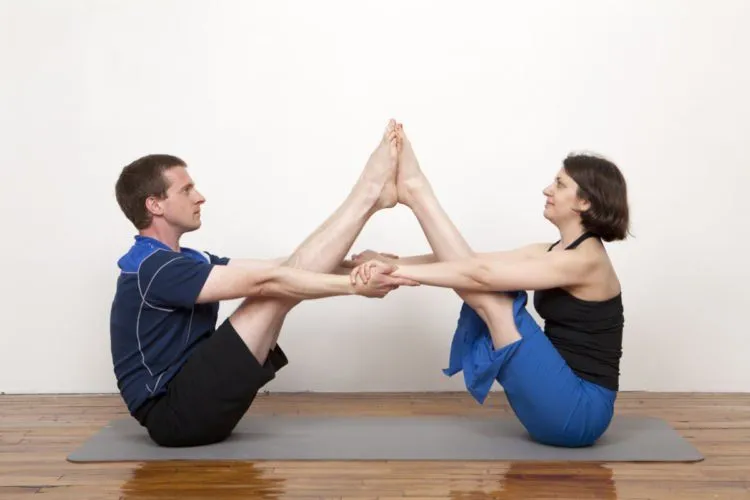 9 Pose Yoga Ini Bisa Dilakukan Bareng Pasangan, Pengganti Kencan Romantis yang Hemat Pengeluaran 14