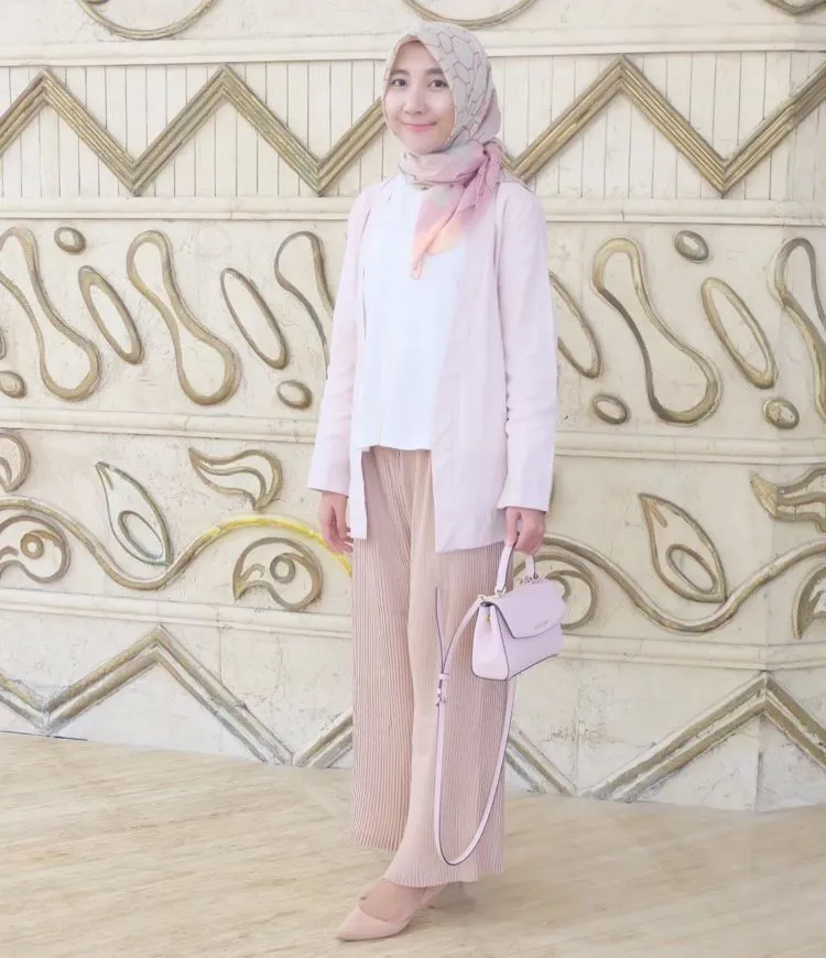 17 Ide OOTD Baju Pink yang Nggak Terlalu Feminin 33
