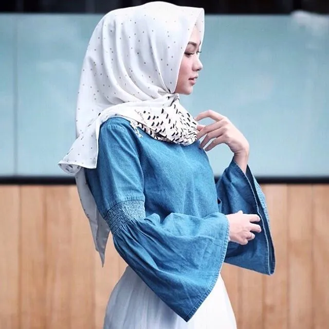 18 Serba-serbi Baju Lengan Lonceng Buat Hijabers, Tampil Anti Bosan Berbalut Kekinian 34