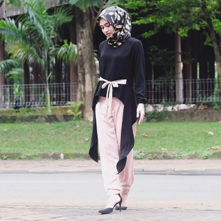 Inilah 13 Gaya Hijab dengan Warna-warna Membumi. Ah, Ademnya Hati Ini 24
