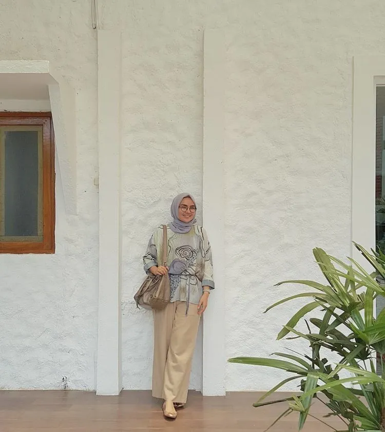Inilah 13 Gaya Hijab dengan Warna-warna Membumi. Ah, Ademnya Hati Ini 16