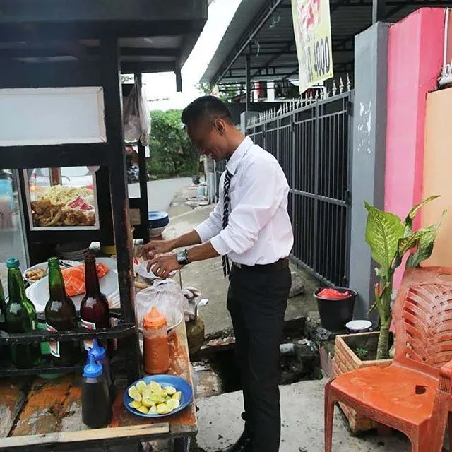 Tukang Bakso Boleh Juga Dong Pakai Baju Kantoran, Toh Mas Rinto Ingin Baksonya Lebih Tampak Terjamin 4