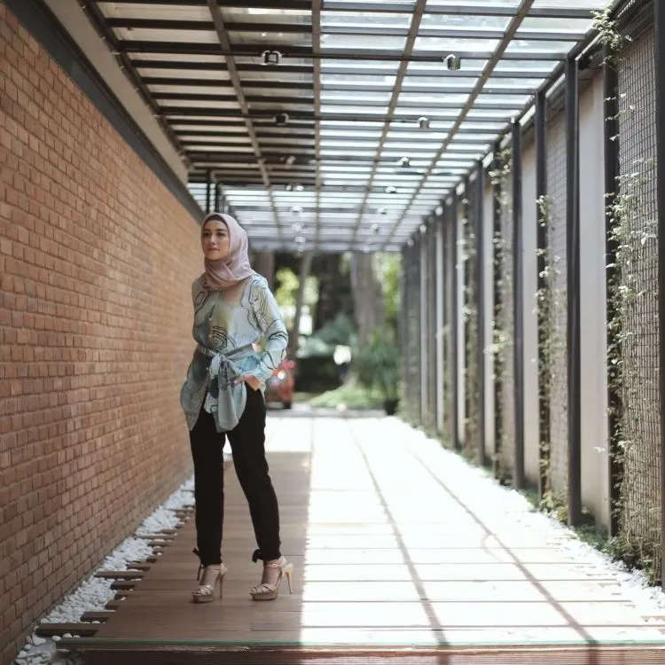 Inilah 13 Gaya Hijab dengan Warna-warna Membumi. Ah, Ademnya Hati Ini 26