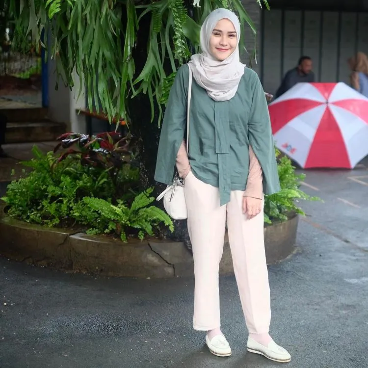Inilah 13 Gaya Hijab dengan Warna-warna Membumi. Ah, Ademnya Hati Ini 18