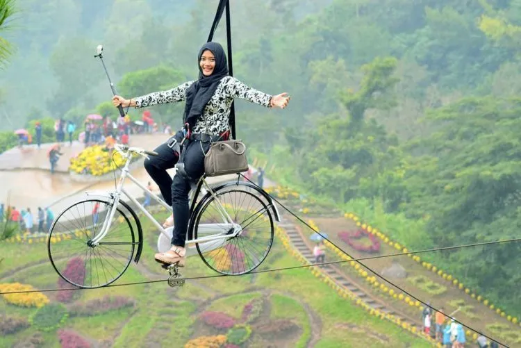 Satu Lagi Destinasi Hits di Malang. Flower Garden Coban Rais Harus Segera Kamu Datangi Bersama Pasangan! 3