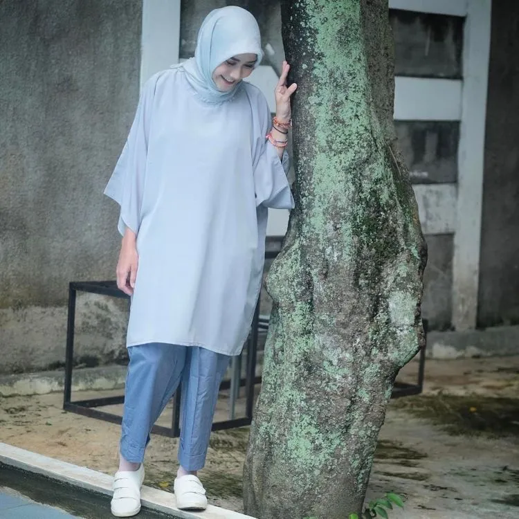 Inilah 13 Gaya Hijab dengan Warna-warna Membumi. Ah, Ademnya Hati Ini 15