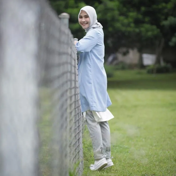 Inilah 13 Gaya Hijab dengan Warna-warna Membumi. Ah, Ademnya Hati Ini 14