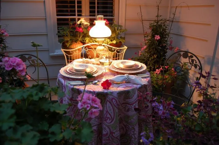 14 Dekorasi Meja Romantis untuk Dinner Bareng Pasangan, Sambut Perayaan Kasih Sayang yang Berkesan 18