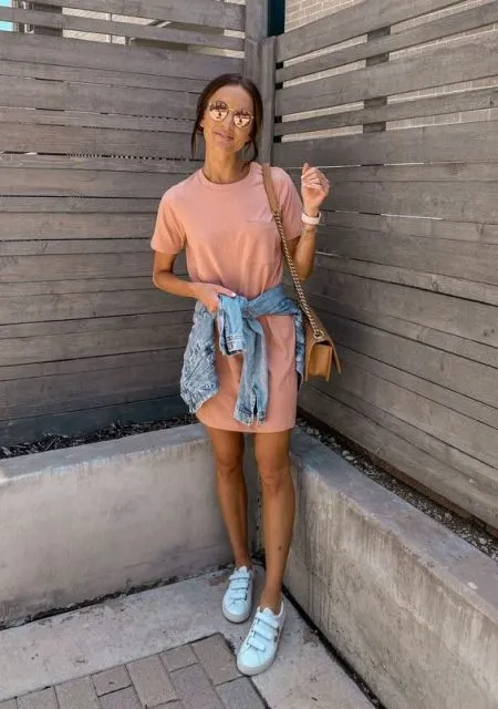 17 Ide OOTD Baju Pink yang Nggak Terlalu Feminin 23