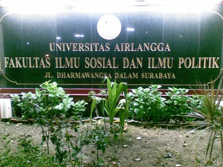 Menguak 6 Mitos Misteri di Kampus UNAIR Surabaya. Mulai Hantu Pocong Sampai Rintihan Wanita! 9
