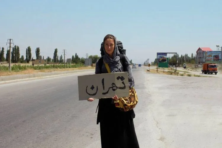 Cewek Ini Keliling Dunia Sendirian dengan Cara 'Nebeng.' Mulai dari Kuda, Mobil Sampai Helikopter! 14