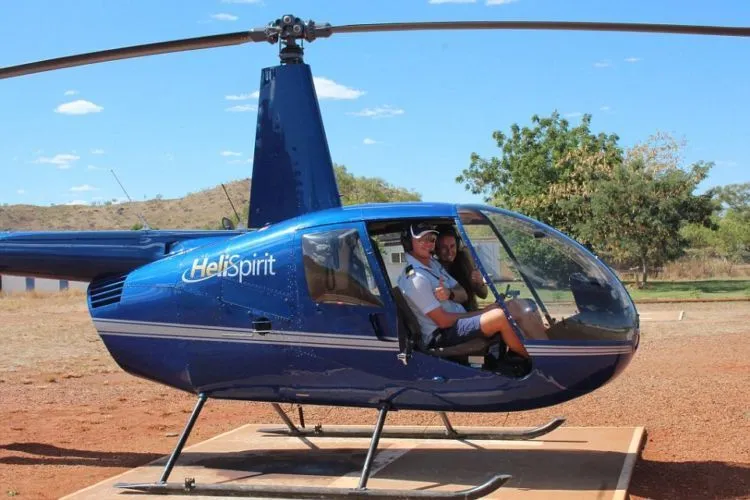 Cewek Ini Keliling Dunia Sendirian dengan Cara 'Nebeng.' Mulai dari Kuda, Mobil Sampai Helikopter! 20