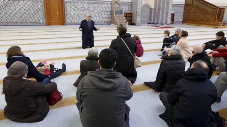 Berupaya Hilangkan Islamophobia, Puluhan Masjid Inggris Buka Pintu Untuk Pengunjung Lintas Agama 11