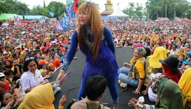 Tentang Objektifikasi Perempuan dan Musik Dangdut. Para Cowok Datang Bukan Lagi Untuk Musiknya! 5