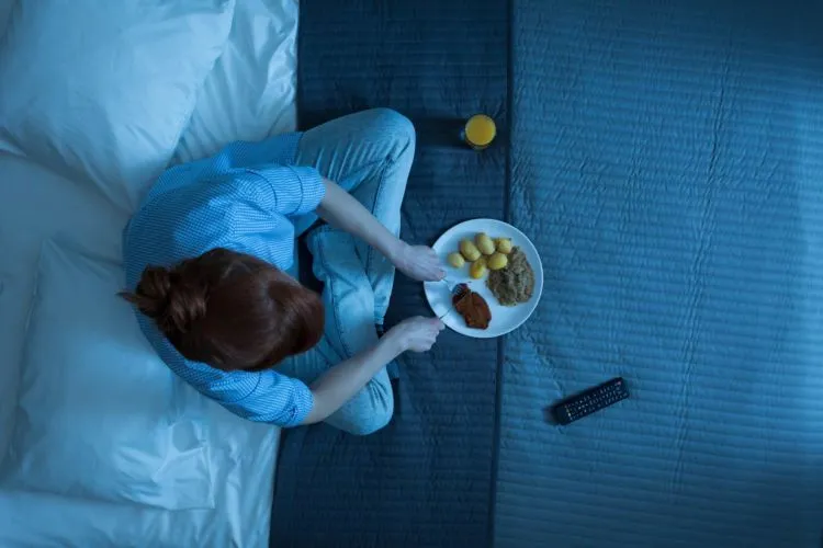 Jika 12 Kebiasaan Malam Ini Masih Kamu Lakukan, Julukan Gendut Bakal Tetap Menempel di Badan 15 night time habits