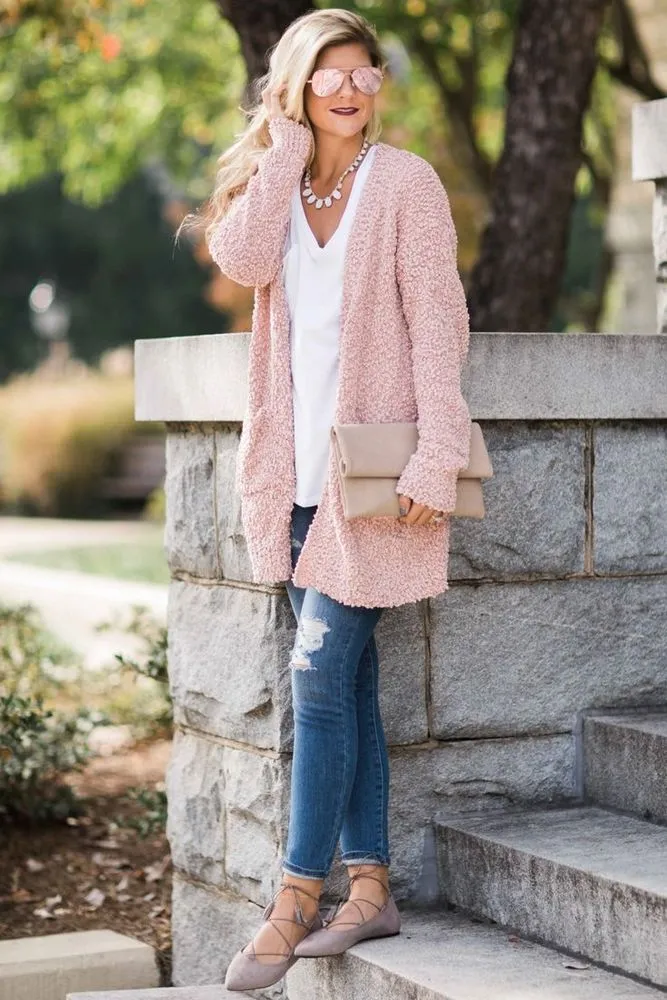 17 Ide OOTD Baju Pink yang Nggak Terlalu Feminin 24