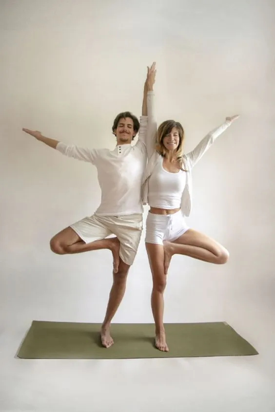9 Pose Yoga Ini Bisa Dilakukan Bareng Pasangan, Pengganti Kencan Romantis yang Hemat Pengeluaran 18 yoga partner